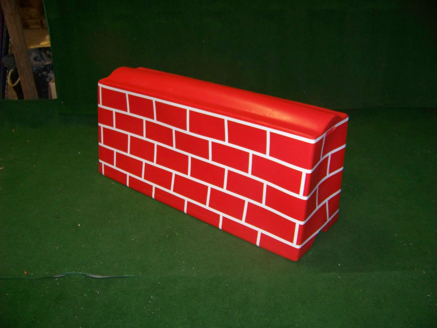 MUR MED VINGESTØTTER (m. bom)