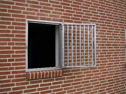 STALDVINDUE (fast karm med gitter)