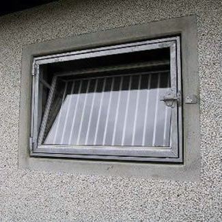 STALDVINDUE (sidehængt med gitter og buet)