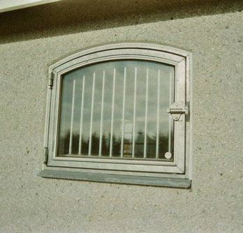 STALDVINDUE (sidehængt med gitter, vip og buet)