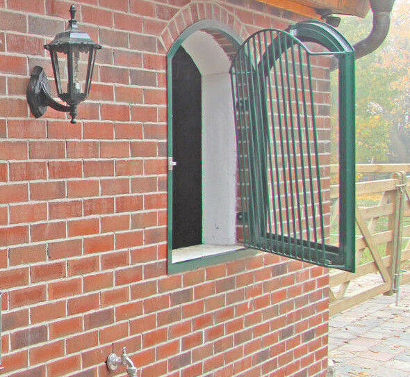 STALDVINDUE MED BUE (sidehængslet vindue med gitter)