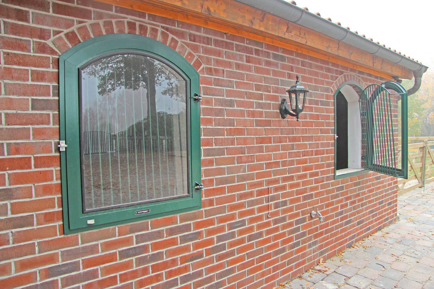 STALDVINDUE MED BUE (sidehængslet vindue med gitter)