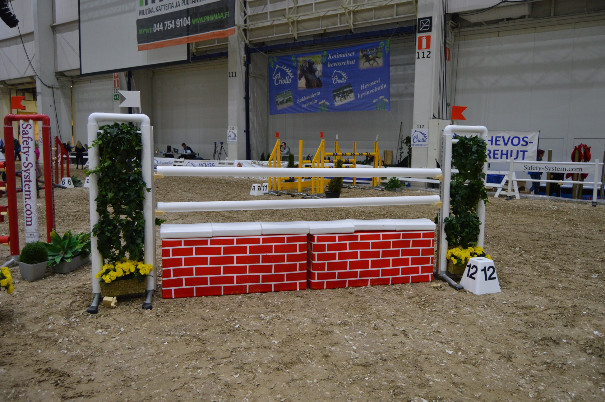 MUR MED VINGESTØTTER (m. bom)