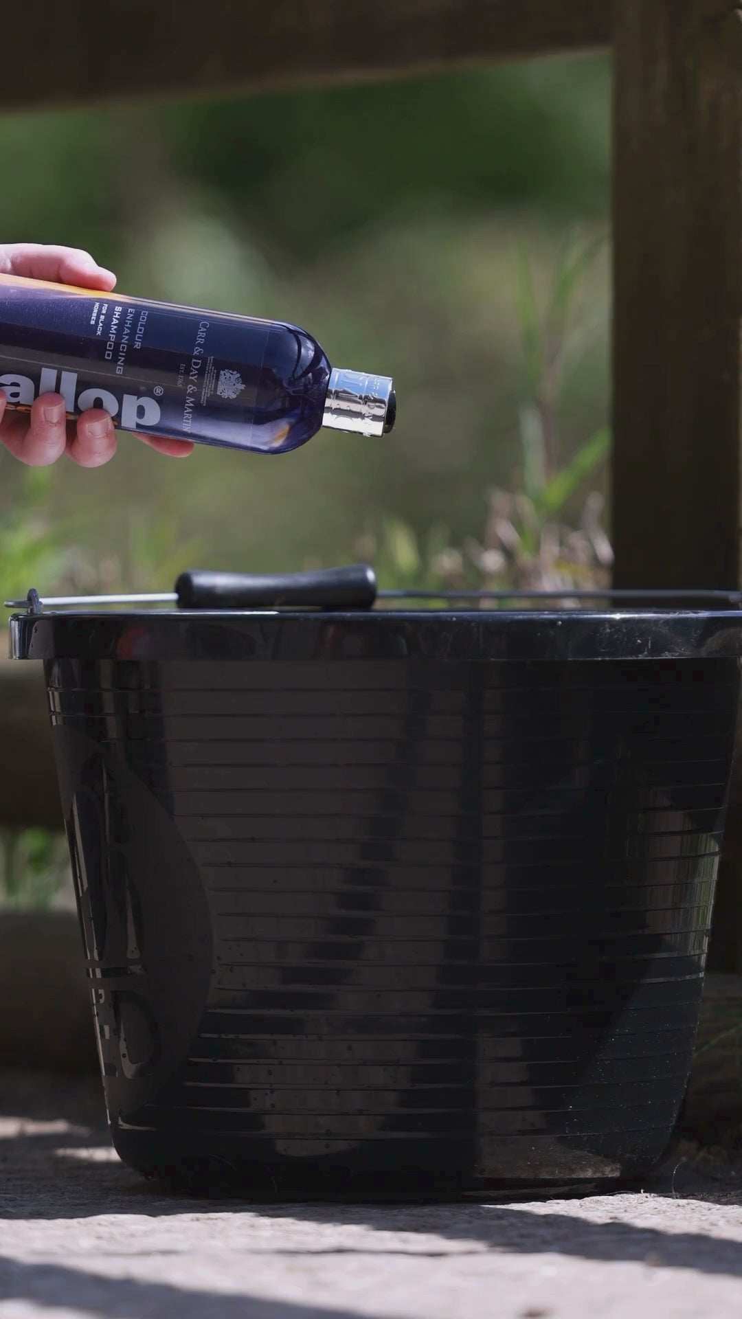 Indlæs video: Carr &amp; Day &amp; Martin Black Colour 500ml