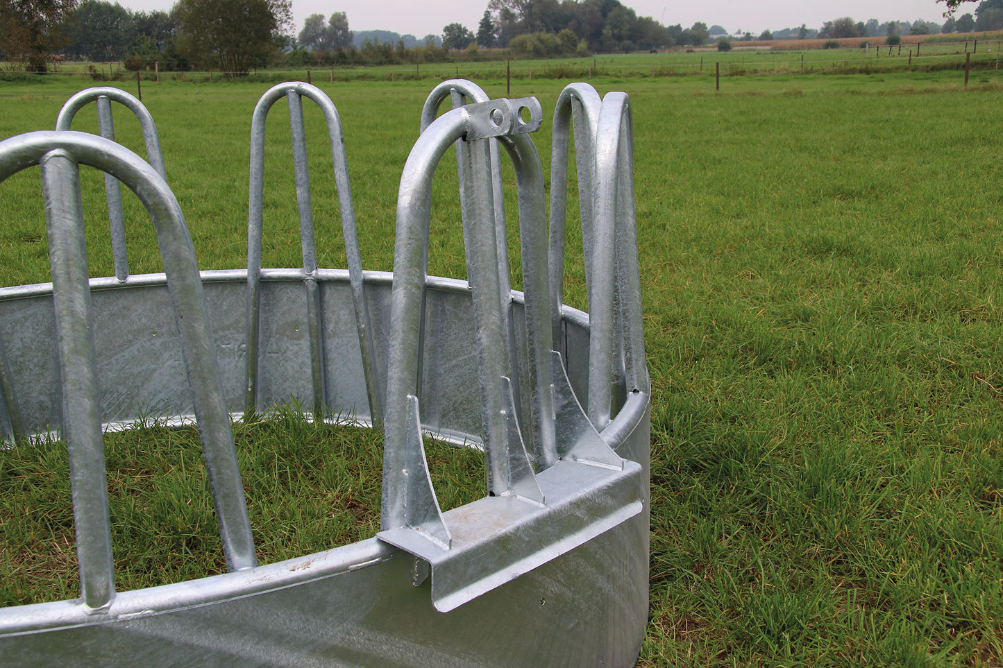 RUNDFODERBEHOLDER MAXI (med 12 ædepladser)